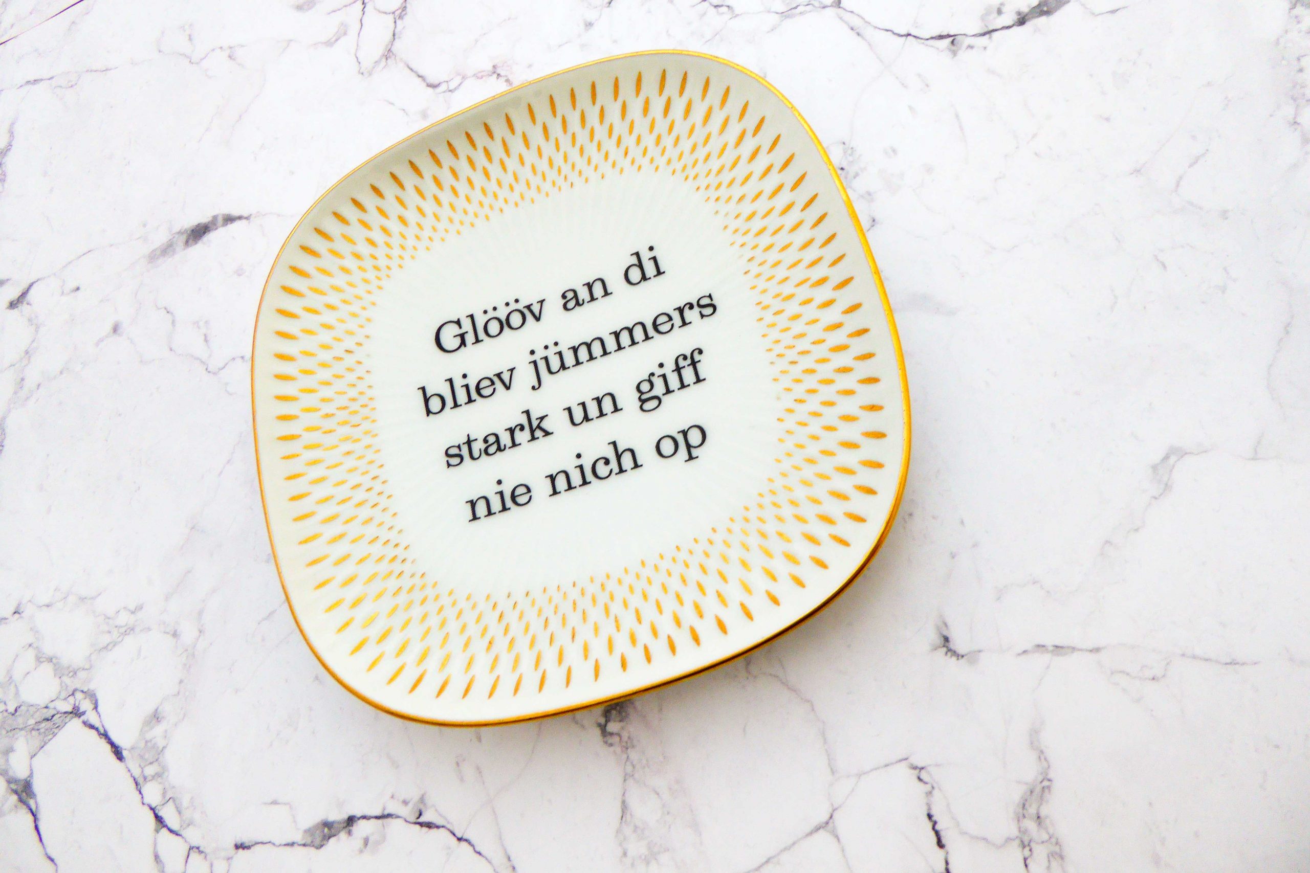 Wandteller Glööv an di Typo Herr Fuchs mini 11cm gold plattdeutsch eckig – Bild 2