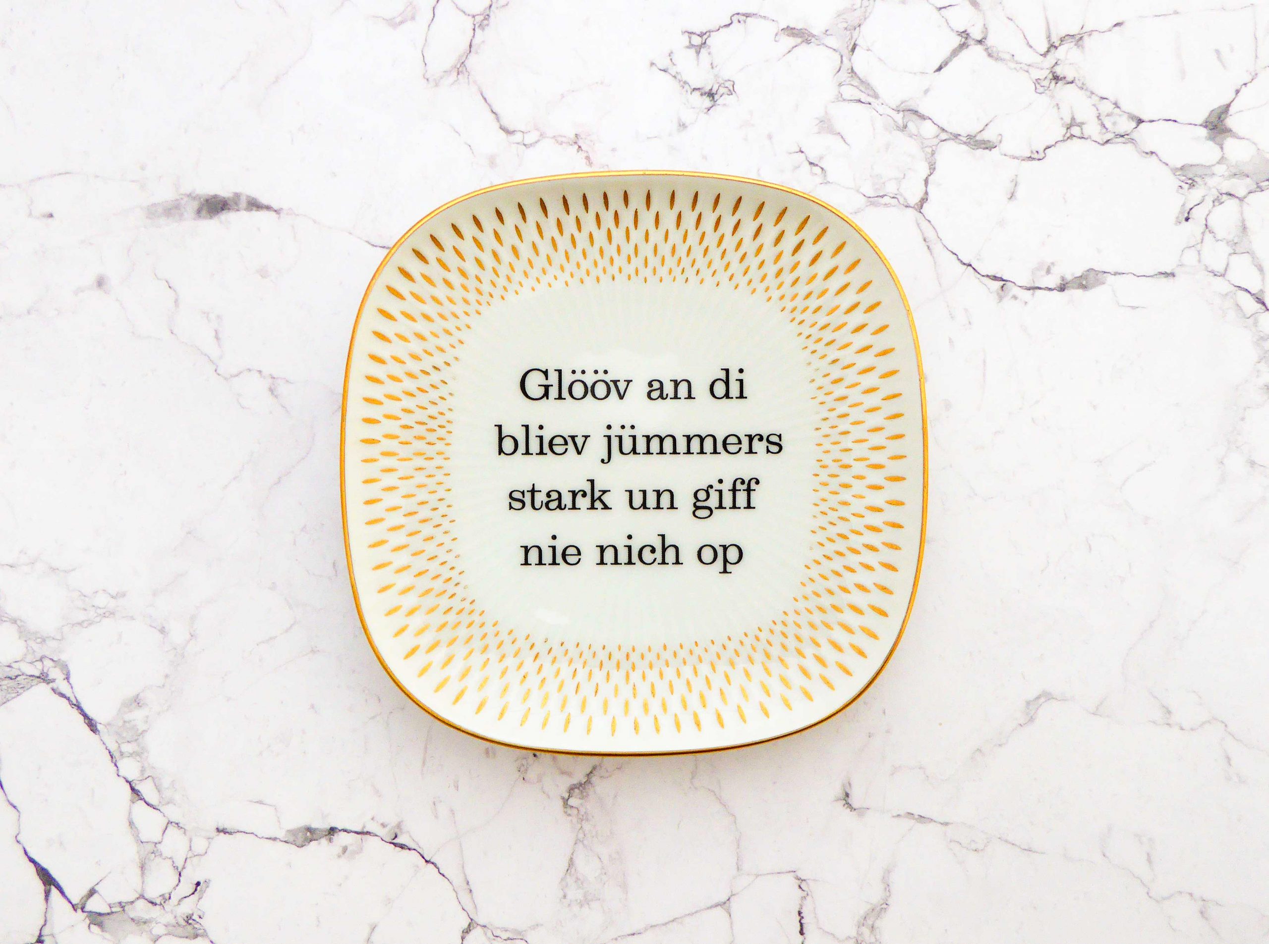 Wandteller Glööv an di Typo Herr Fuchs mini 11cm gold plattdeutsch eckig