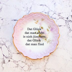 Wandteller Typo Glück vintage Herr Fuchs Teller plattdeutsch 19cm rosa Flieder