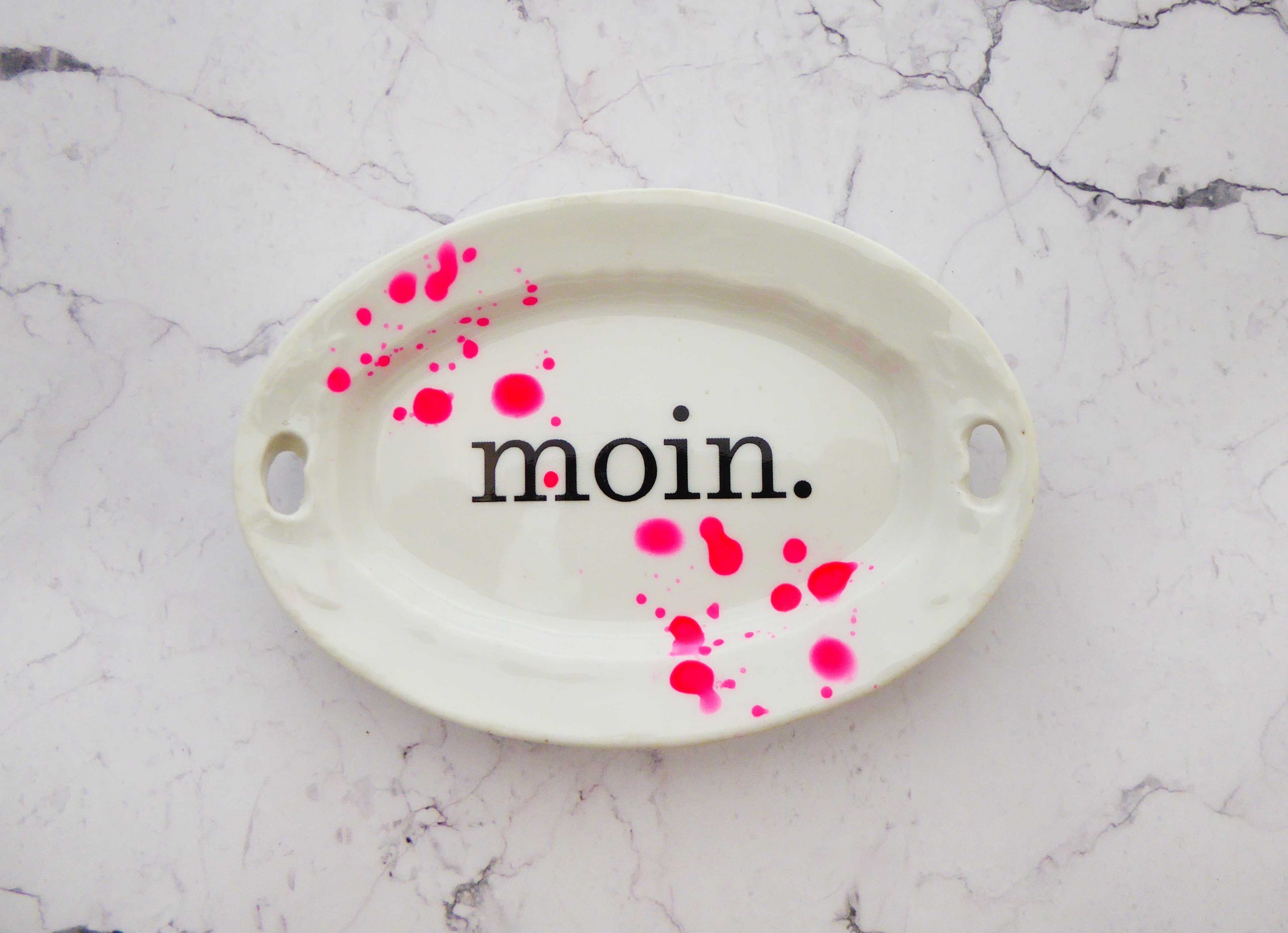 Wandteller moin. Typo Herr Fuchs mini 11cm neon Punkte Kleckse pink oval Platte