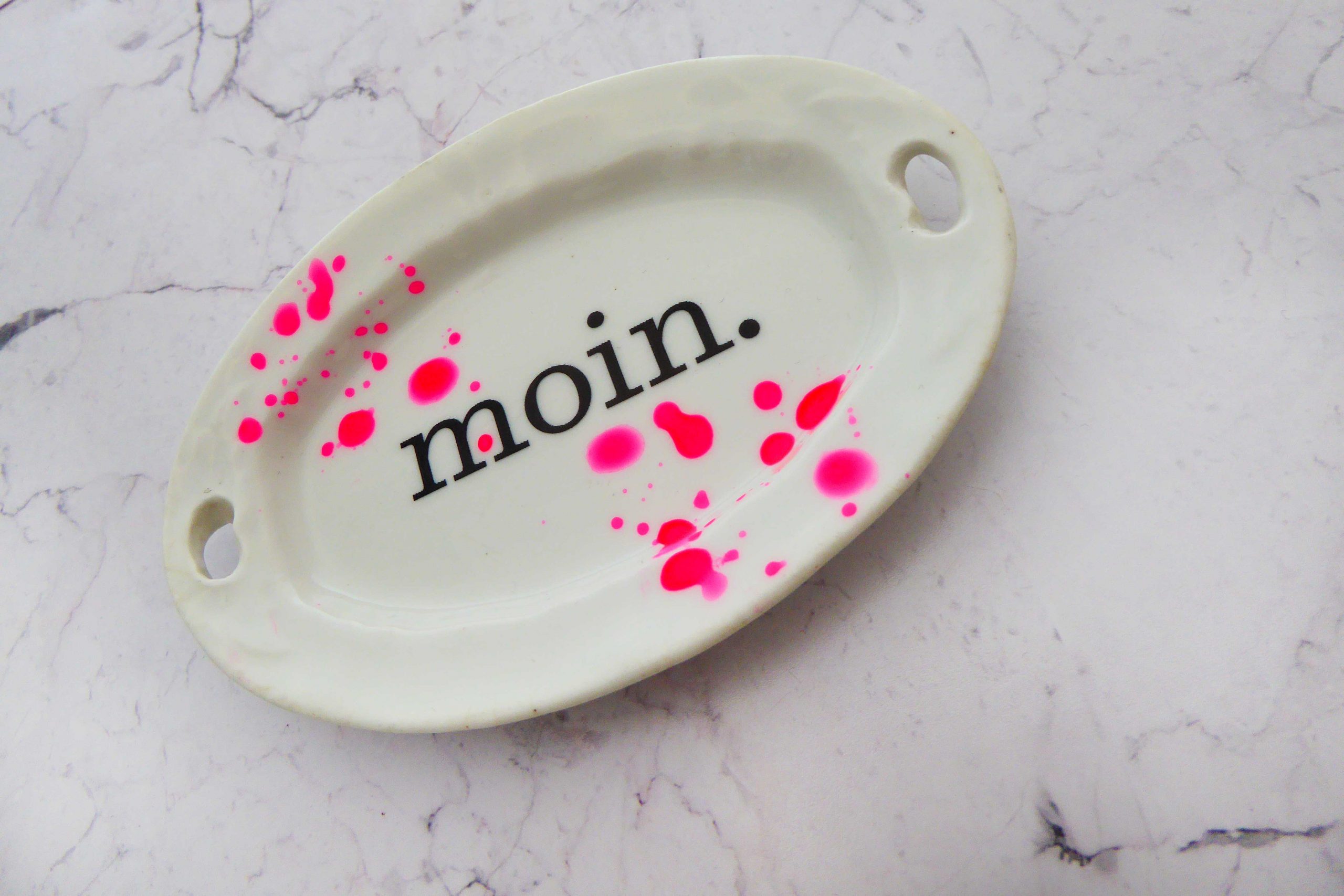 Wandteller moin. Typo Herr Fuchs mini 11cm neon Punkte Kleckse pink oval Platte – Bild 2