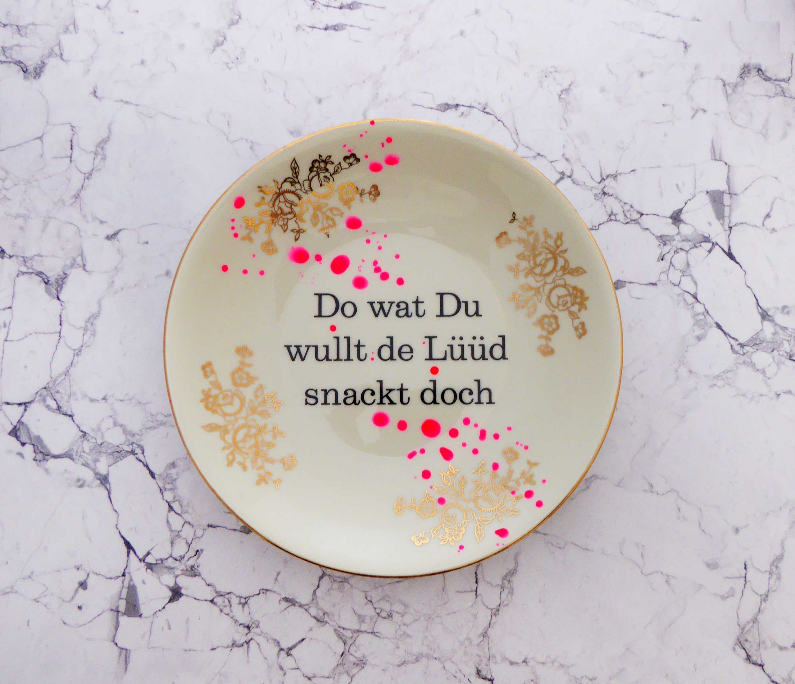 Wandteller Typo Do wat du wullt vintage Herr Fuchs Teller Gold Neon Kleckse 19cm plattdeutsch