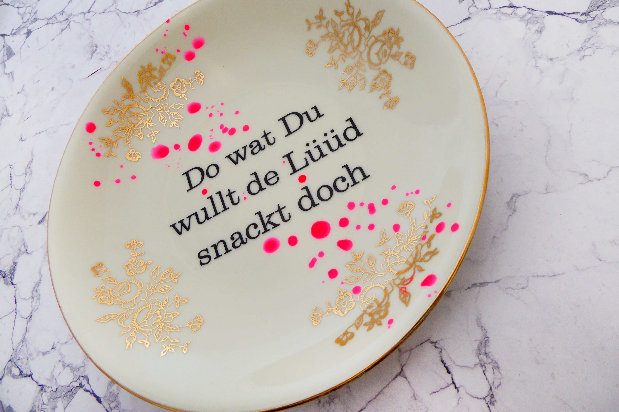 Wandteller Typo Do wat du wullt vintage Herr Fuchs Teller Gold Neon Kleckse 19cm plattdeutsch – Bild 2