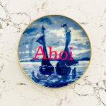 Wandteller Teller Herr Fuchs Typo Ahoi Schiff blau neon 19cm vintage Delfter Gold