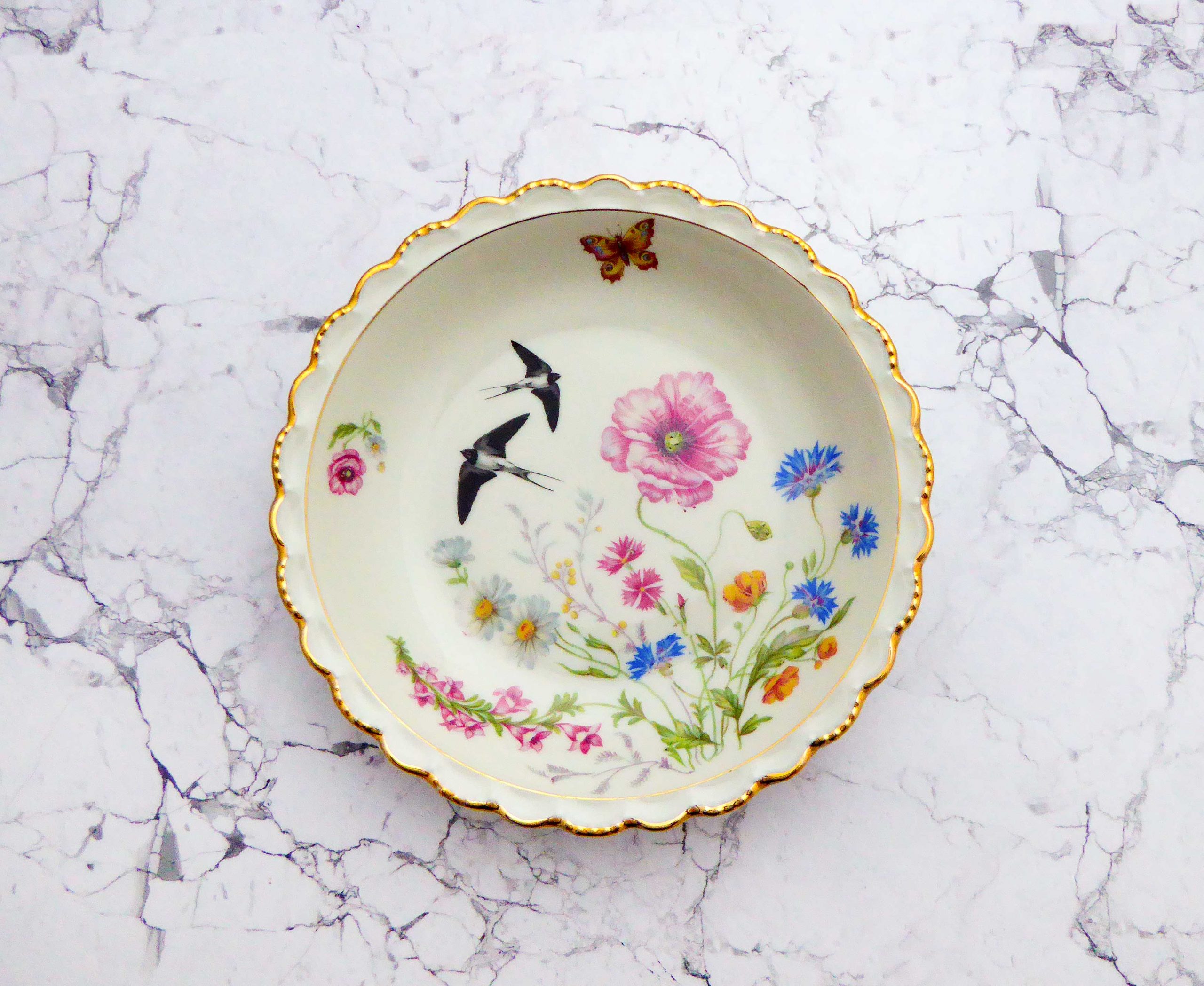 Wandteller Herr Fuchs Teller Vogel Schwalbe vintage Blumen 19cm Bunt Gold Wellen – Bild 2