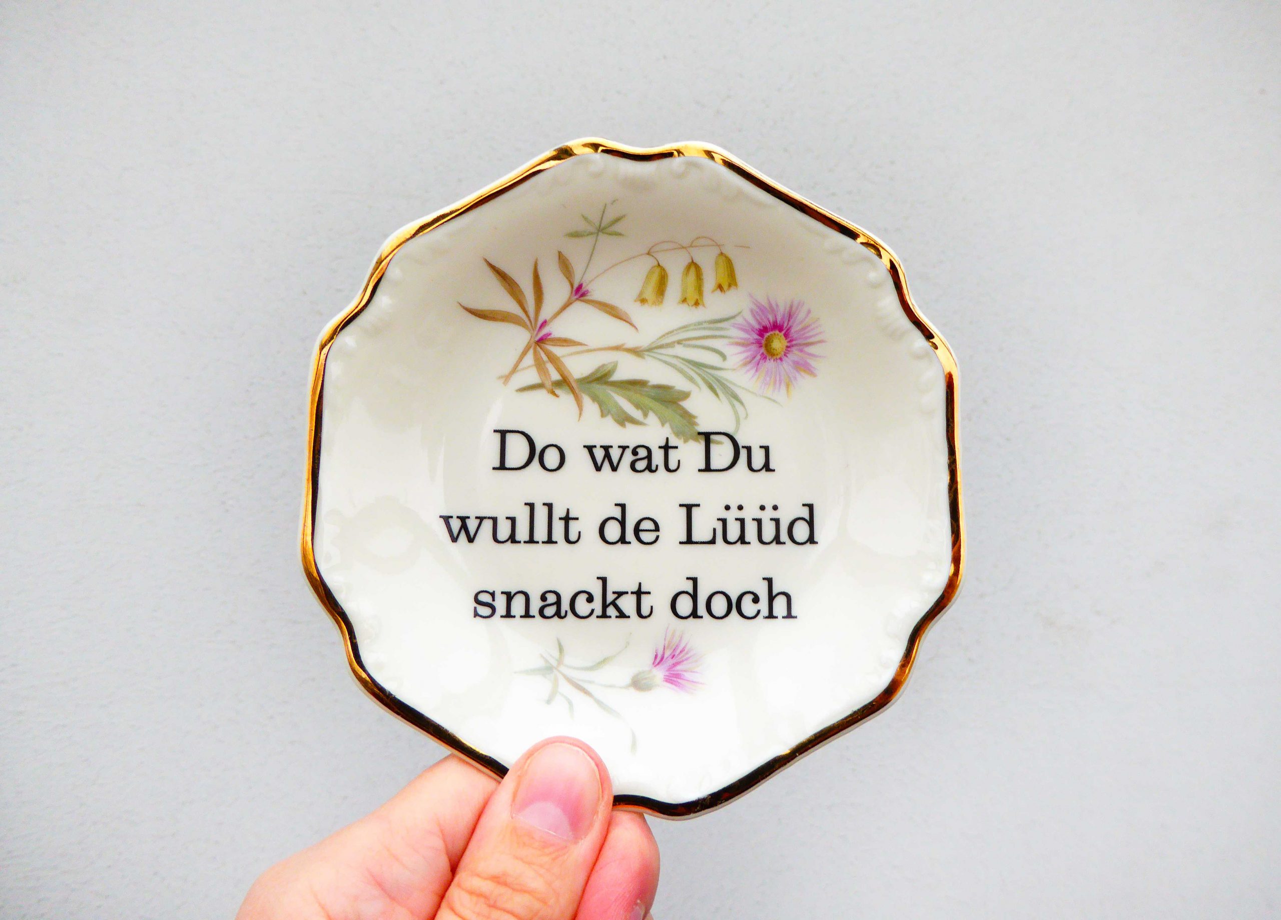 Wandteller Do wat du wullt Typo Herr Fuchs mini 11cm Blumen gold vintage plattdeutsch – Bild 2