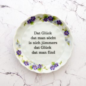 Wandteller Glück Typo Herr Fuchs mini 11cm Blumen lila vintage plattdeutsch