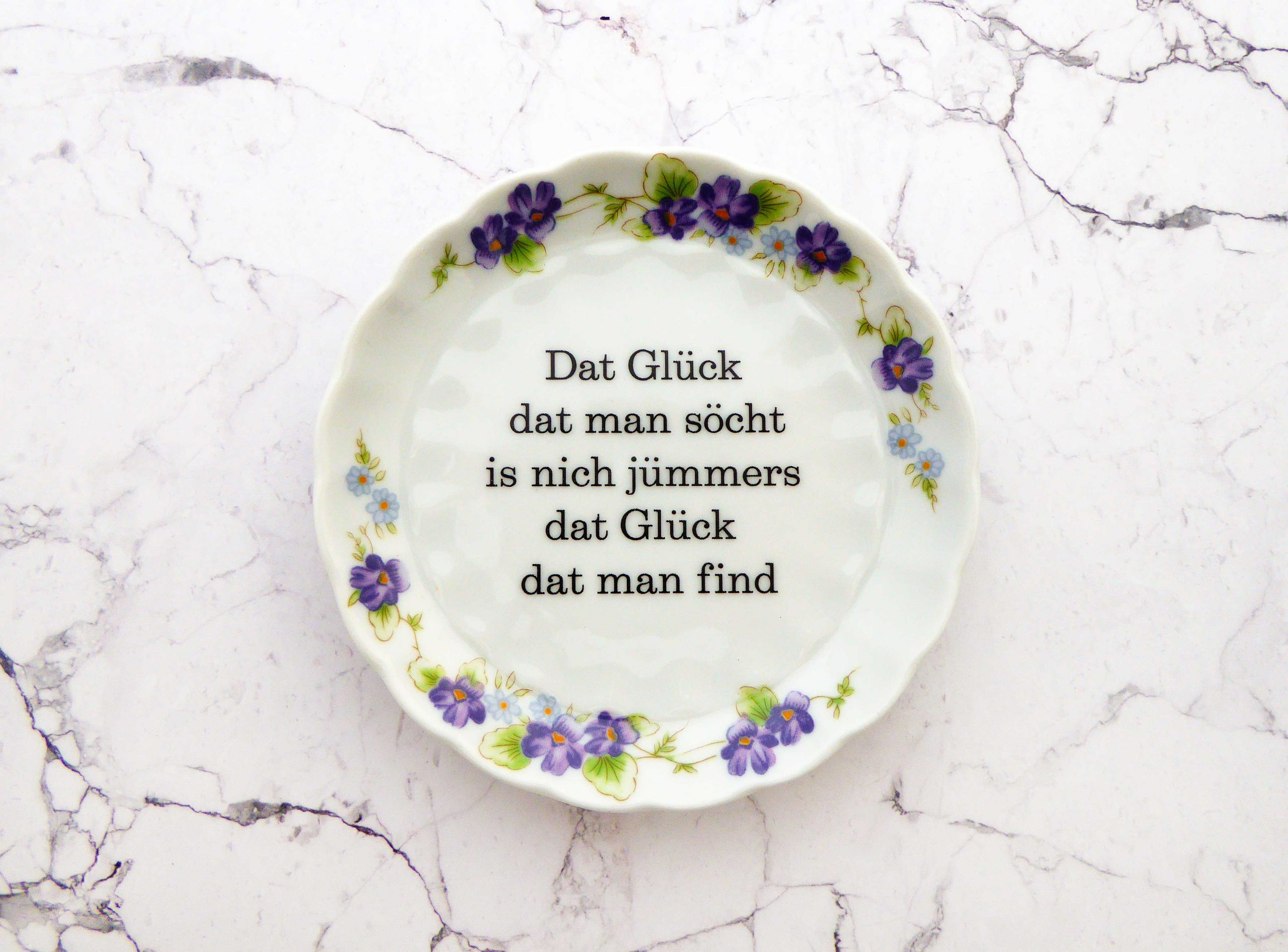 Wandteller Glück Typo Herr Fuchs mini 11cm Blumen lila vintage plattdeutsch