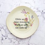 Wandteller Typo Glööv an di vintage Herr Fuchs Teller Gold plattdeutsch Blume 19cm eckig