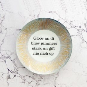 Wandteller Typo Glööv an di vintage Herr Fuchs Streifen plattdeutsch gold helltürkis 19cm