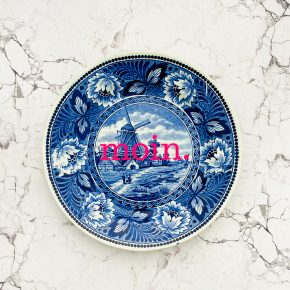 Wandteller moin. Typo Herr Fuchs Blume Blau Neonpink 23cm Mühle Delfter