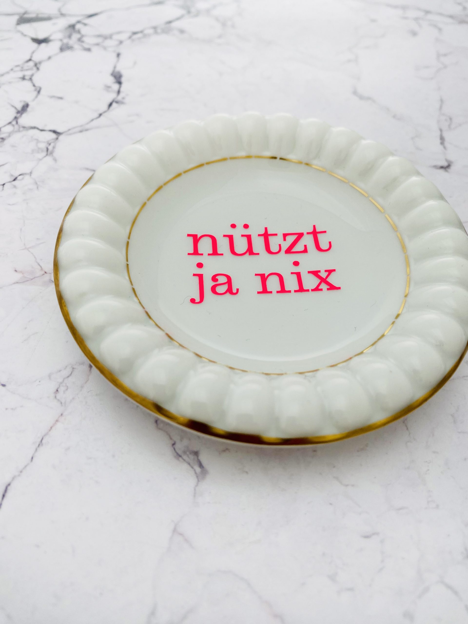 Wandteller Typo nützt ja nix vintage Herr Fuchs mini neonpink 9cm gold Riffel – Bild 2
