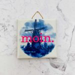 Wandkachel Typo moin. vintage Herr Fuchs mini neonpink 5cm blau/weiß Mühle eckig Fliese