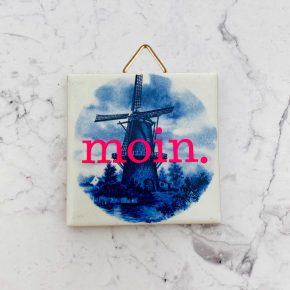 Wandkachel Typo moin. vintage Herr Fuchs mini neonpink 5cm blau/weiß Mühle eckig Fliese