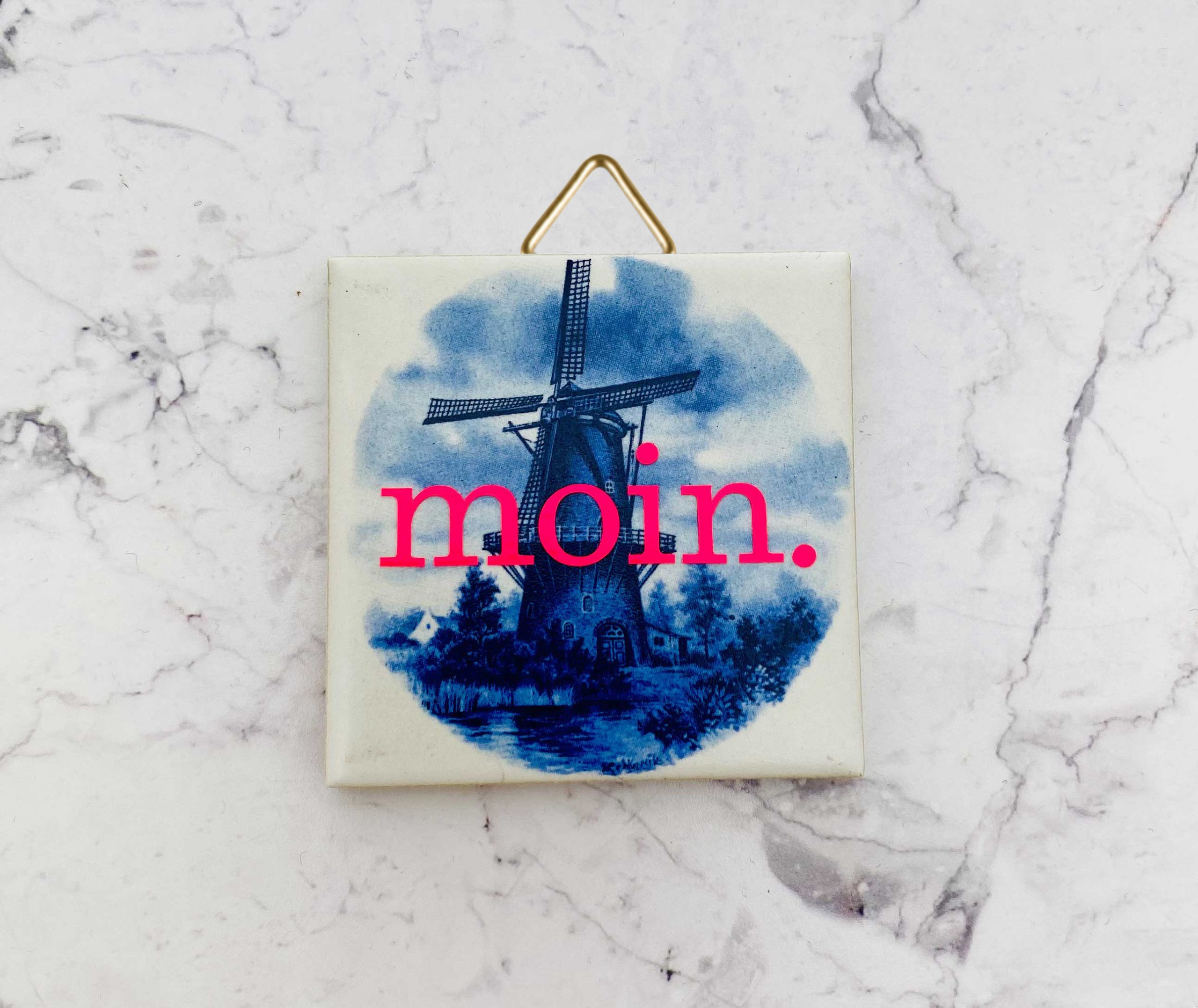 Wandkachel Typo moin. vintage Herr Fuchs mini neonpink 5cm blau/weiß Mühle eckig Fliese