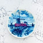 Wandteller moin. Typo Herr Fuchs Blau Neonpink 24cm Mühle Delfter Landschaft