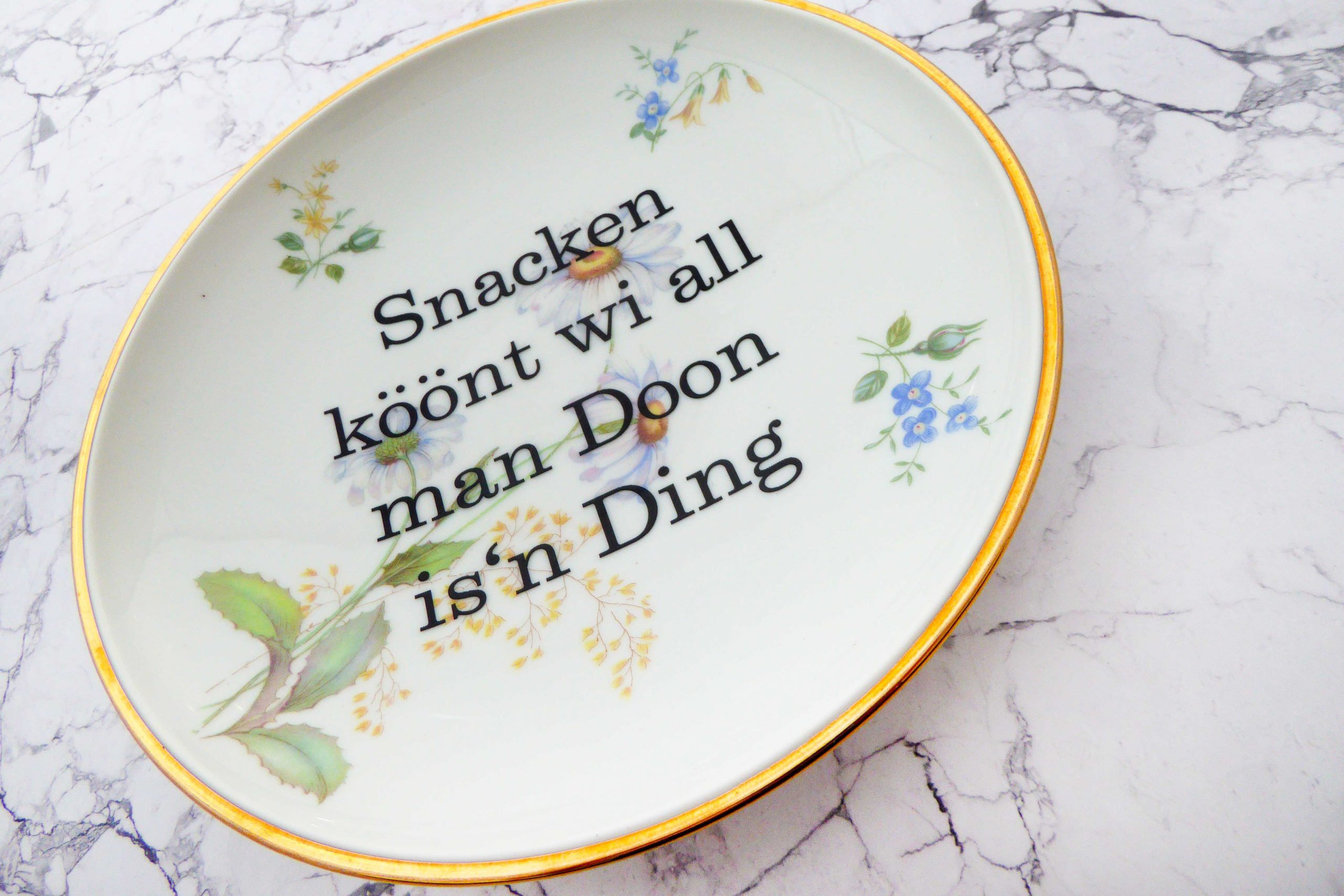 Wandteller Snacken köönt Typo Herr Fuchs 19cm gold plattdeutsch Blume vintage Margerite – Bild 3