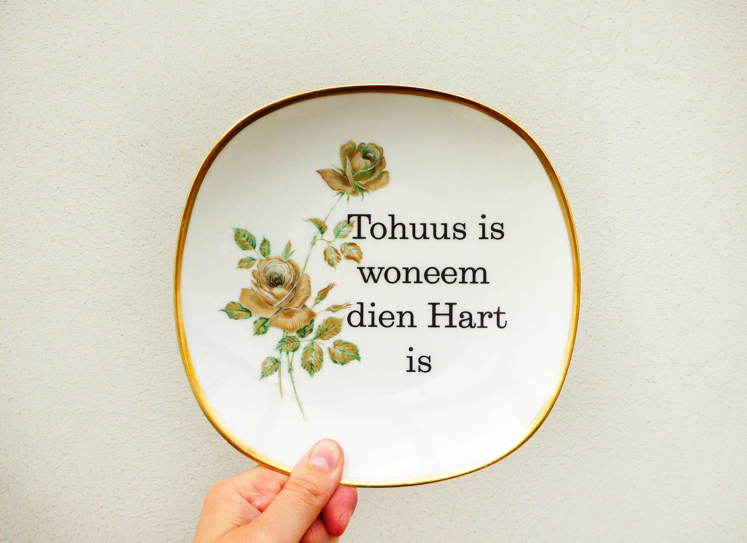 Wandteller Typo Tohuss vintage Herr Fuchs Teller plattdeutsch Blumen 19cm Grün Gold eckig – Bild 3