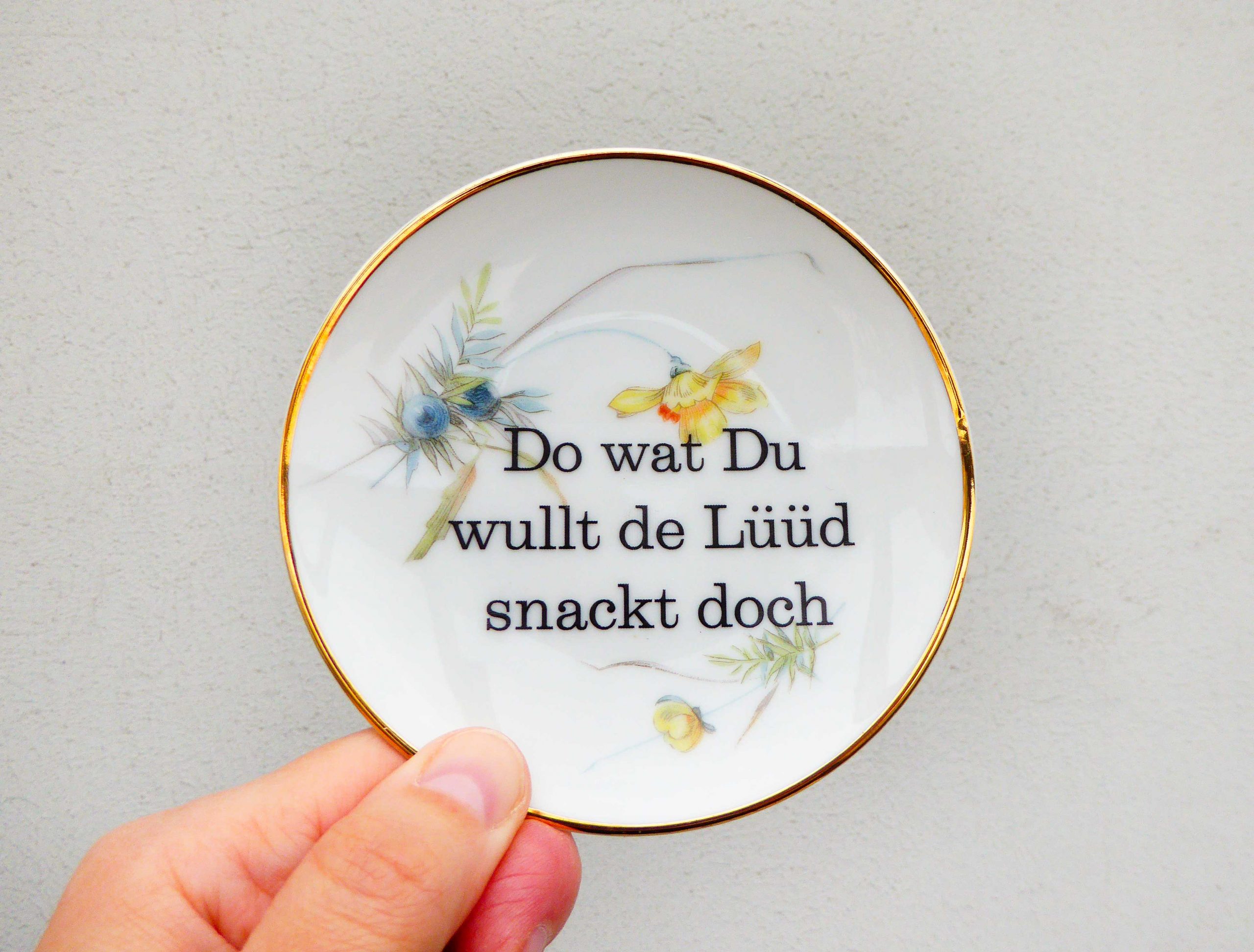 Wandteller Do wat du wullt Typo Herr Fuchs mini 10cm Blumen gelb blau Wacholder gold