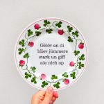 Wandteller Typo Glööv an di vintage Herr Fuchs Teller Blumen plattdeutsch 19cm Klee rosa