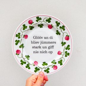 Wandteller Typo Glööv an di vintage Herr Fuchs Teller Blumen plattdeutsch 19cm Klee rosa