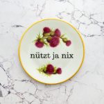 Wandteller Typo nützt ja nix  vintage Herr Fuchs Teller Blumen 15cm lila Gold Distel