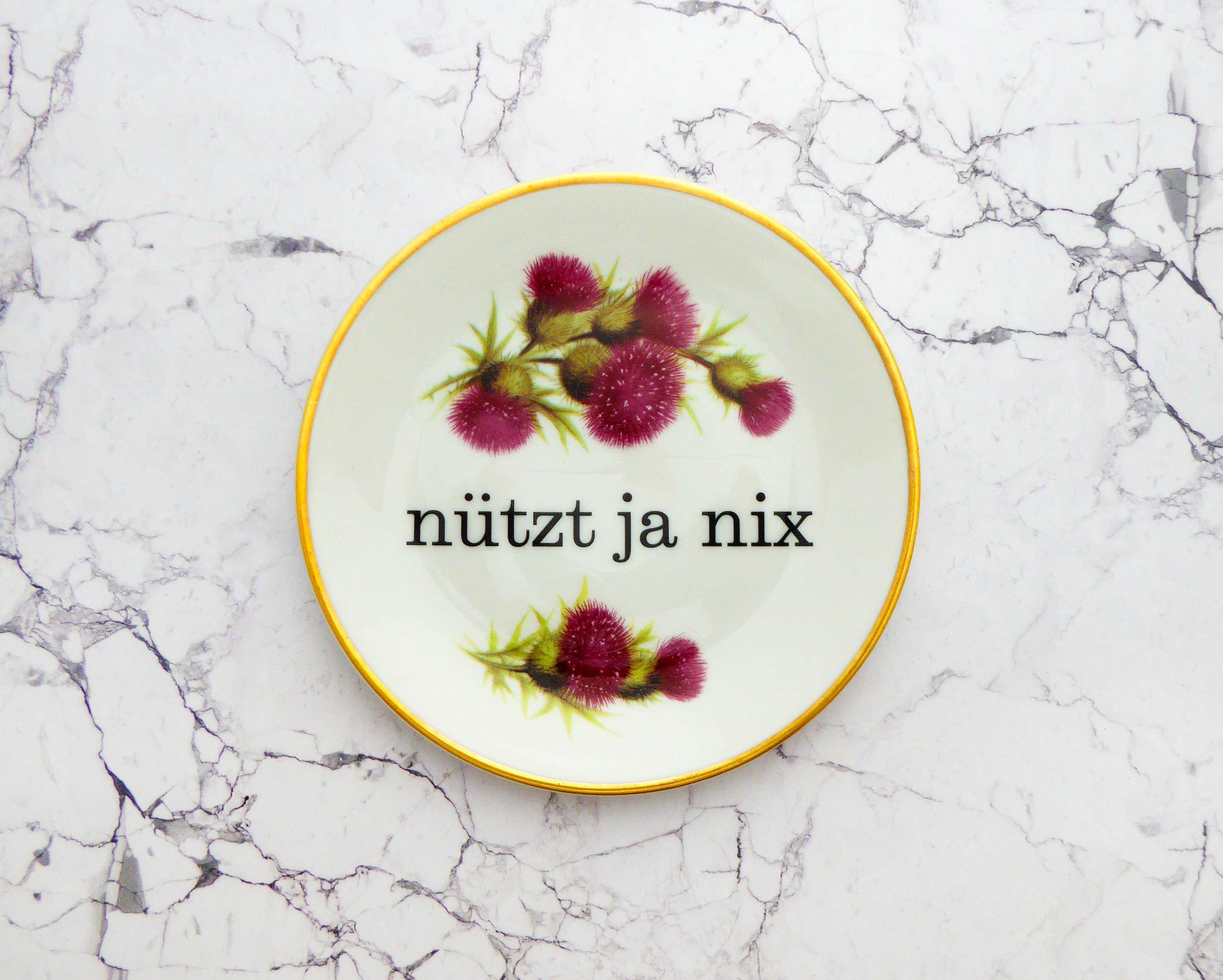 Wandteller Typo nützt ja nix vintage Herr Fuchs Teller Blumen 15cm lila Gold Distel