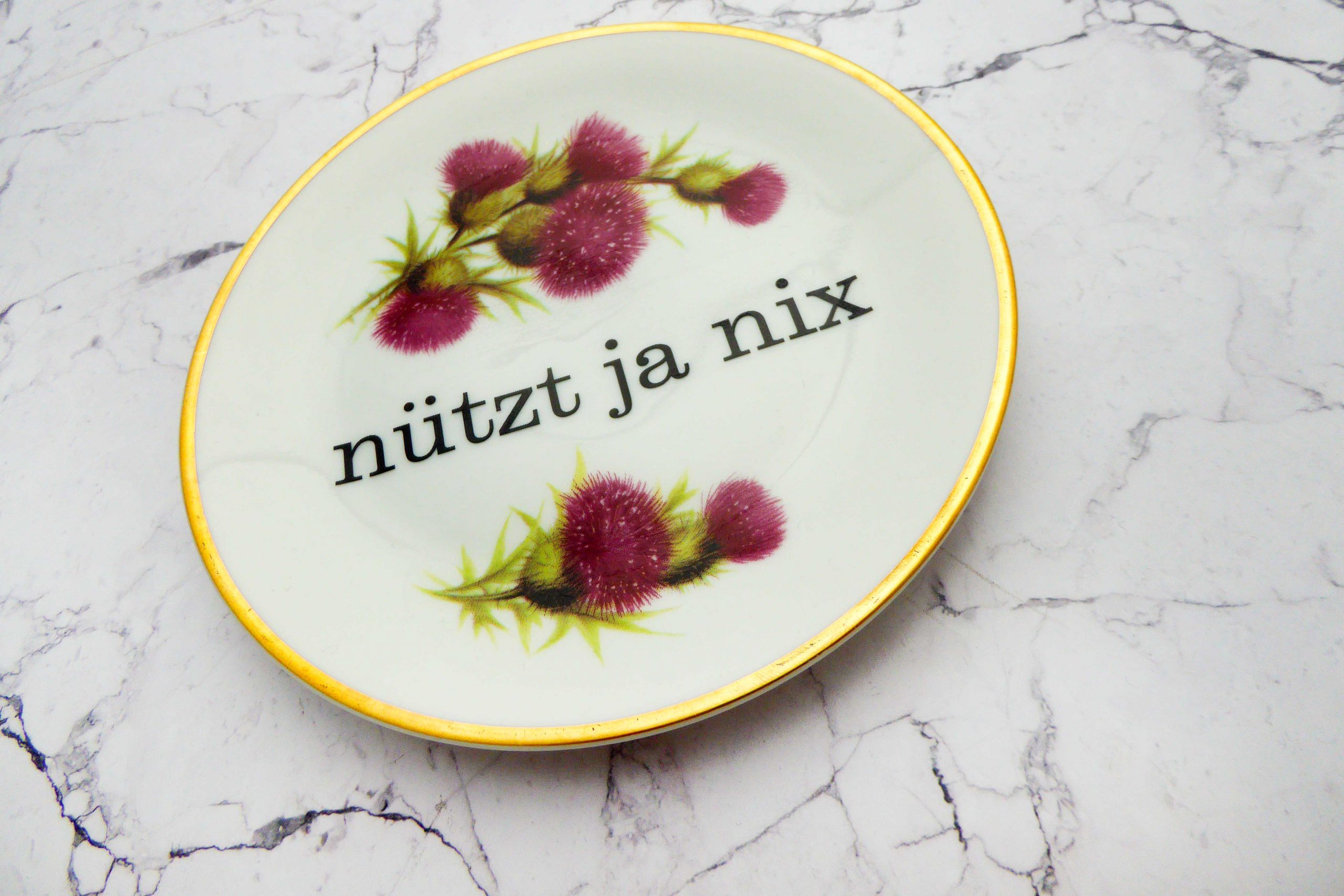 Wandteller Typo nützt ja nix vintage Herr Fuchs Teller Blumen 15cm lila Gold Distel – Bild 2