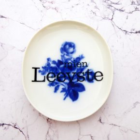 Wandteller Herr Fuchs Typo mien Leevste mini blau weiß Blumen 10cm länglich vintage plattdeutsch