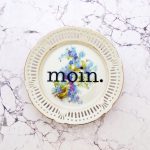 Wandteller moin. Typo Herr Fuchs Blau/Lila Blume Goldrand 17cm vintage Vergissmeinnicht