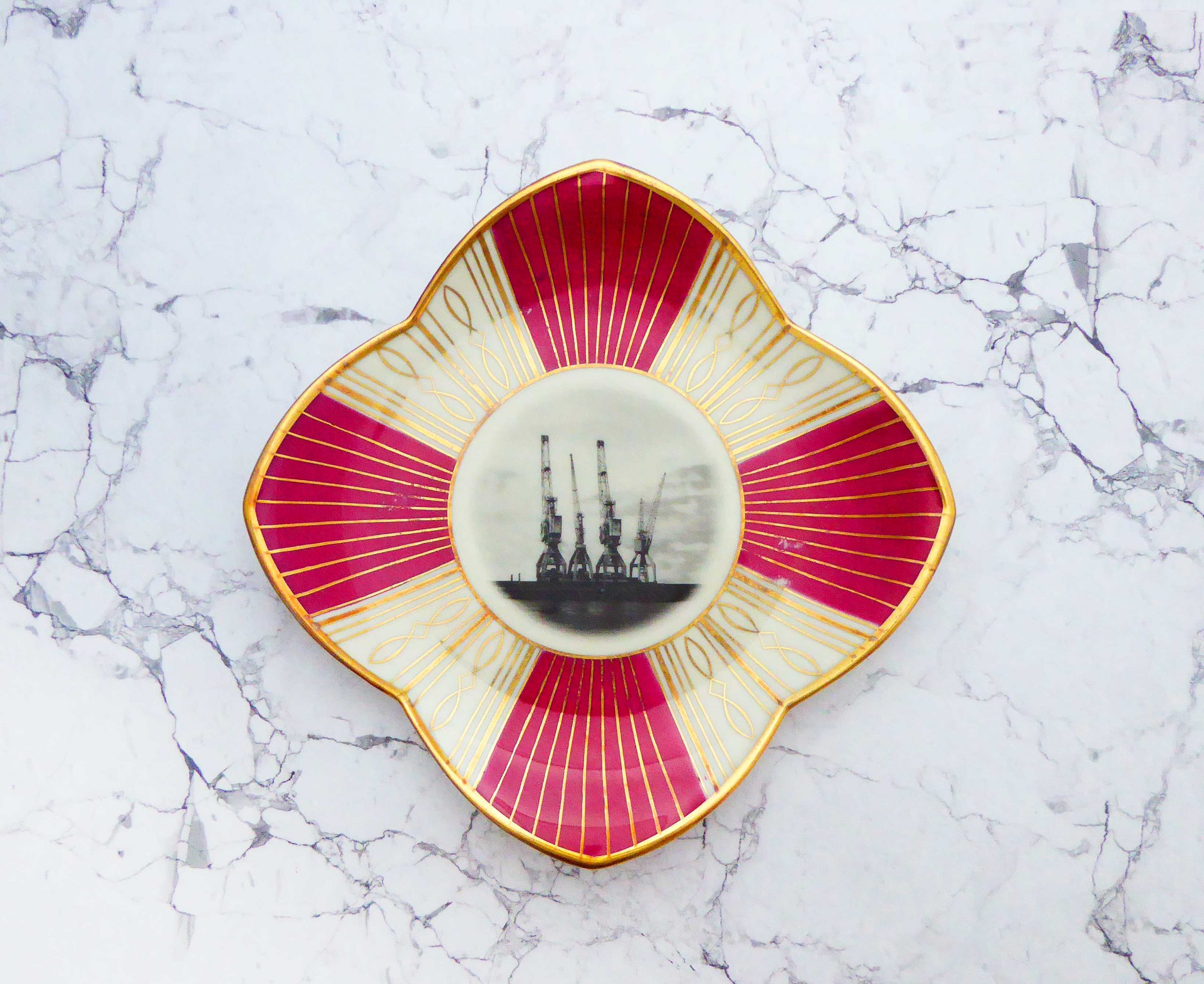 Wandteller Hamburger Hafen Kräne Rot/Gold vintage Herr Fuchs Teller eckig 21cm Muster