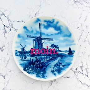 Wandteller moin. Typo Herr Fuchs Blau Neonpink 24cm Mühle Delfter Landschaft