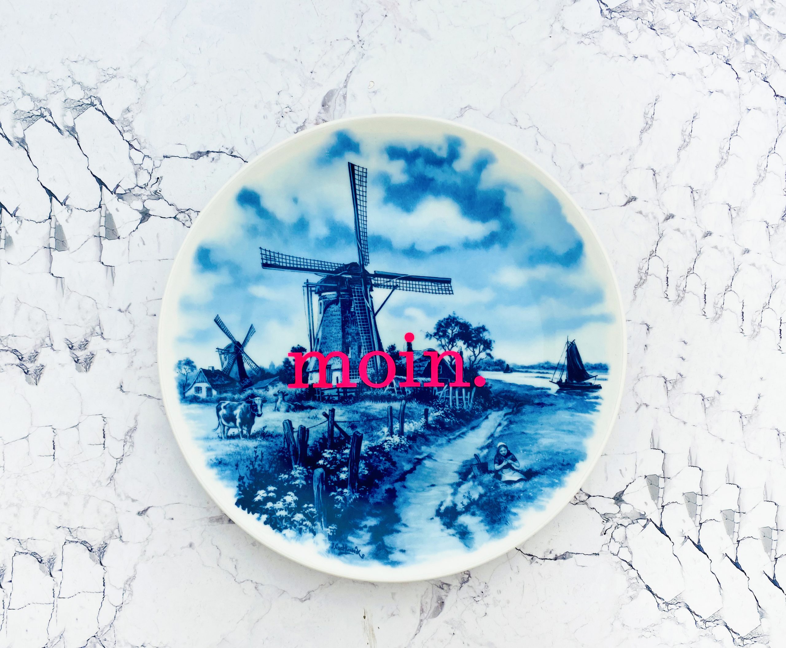 Wandteller moin. Typo Herr Fuchs Blau Neonpink 24cm Mühle Delfter Landschaft