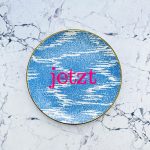 Wandteller Typo jetzt vintage Herr Fuchs Teller neonpink 19cm Muster blau/weiß