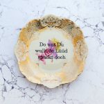 Wandteller Typo Do wat du wullt vintage Herr Fuchs Teller Gold Bunt 19cm Blume Bögen plattdeutsch