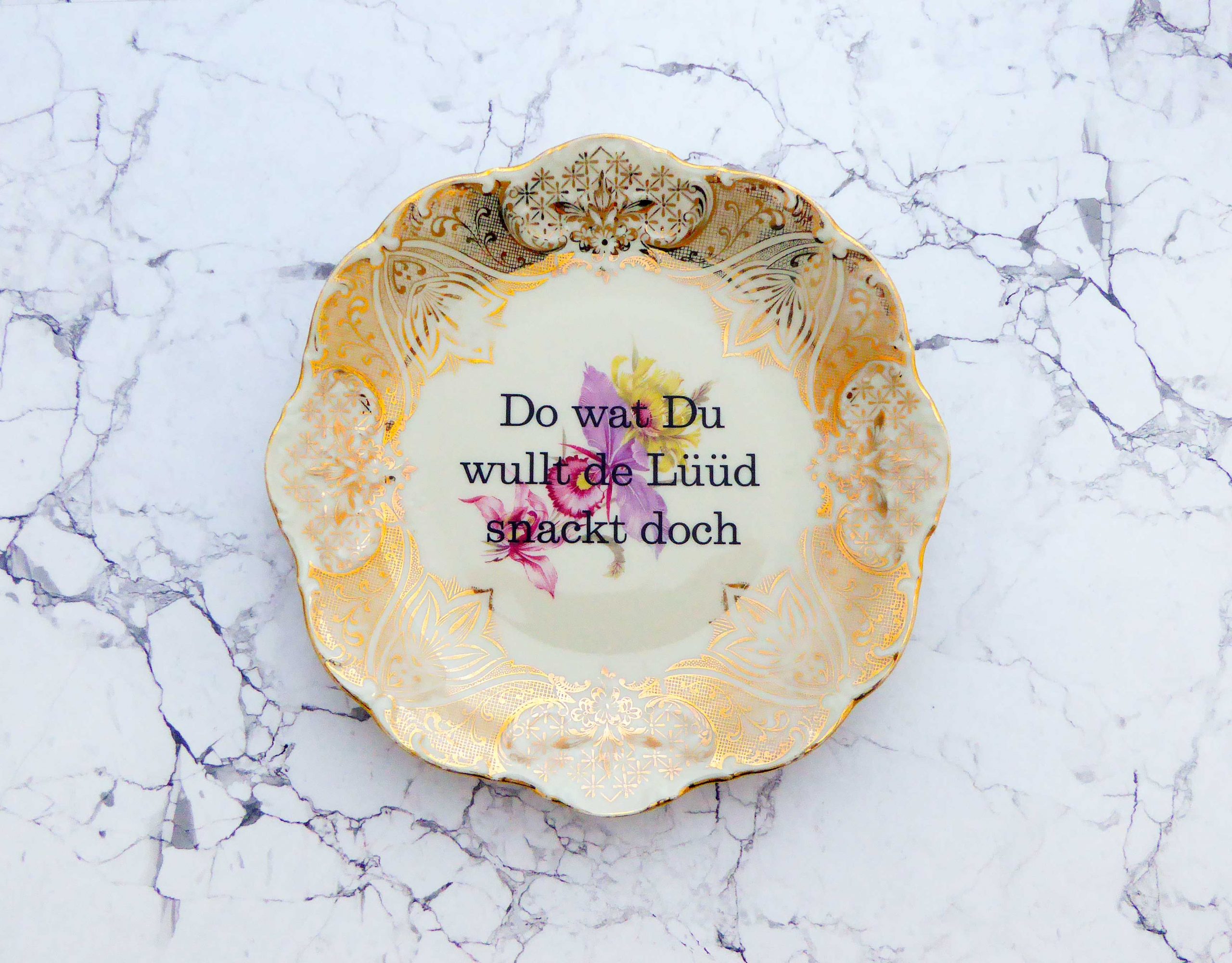 Wandteller Typo Do wat du wullt vintage Herr Fuchs Teller Gold Bunt 19cm Blume Bögen plattdeutsch