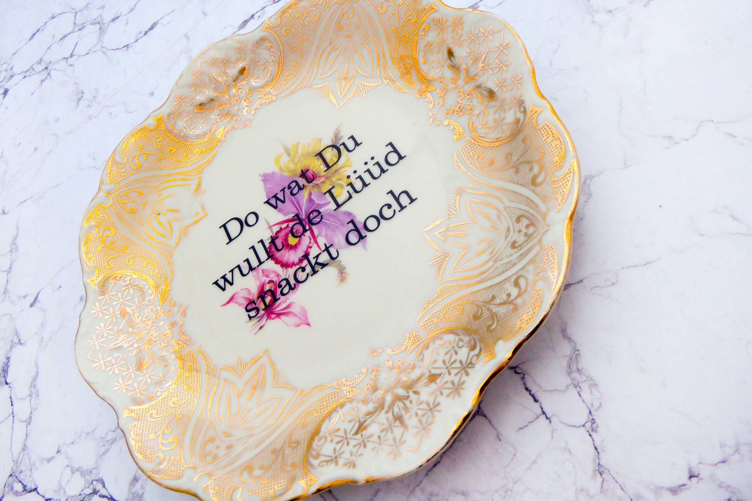 Wandteller Typo Do wat du wullt vintage Herr Fuchs Teller Gold Bunt 19cm Blume Bögen plattdeutsch – Bild 2