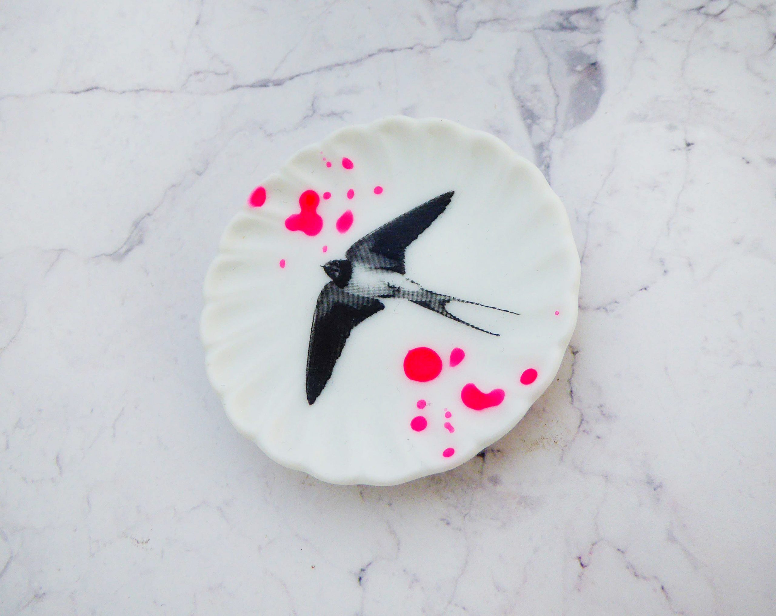 Wandteller Schwalbe Herr Fuchs mini 5cm neon Punkte Kleckse pink minimini Weiß – Bild 2