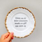 Wandteller Typo Glööv an di vintage Herr Fuchs Teller Bögen plattdeutsch gold 19cm