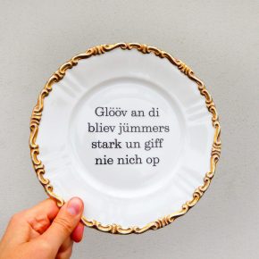 Wandteller Typo Glööv an di vintage Herr Fuchs Teller Bögen plattdeutsch gold 19cm