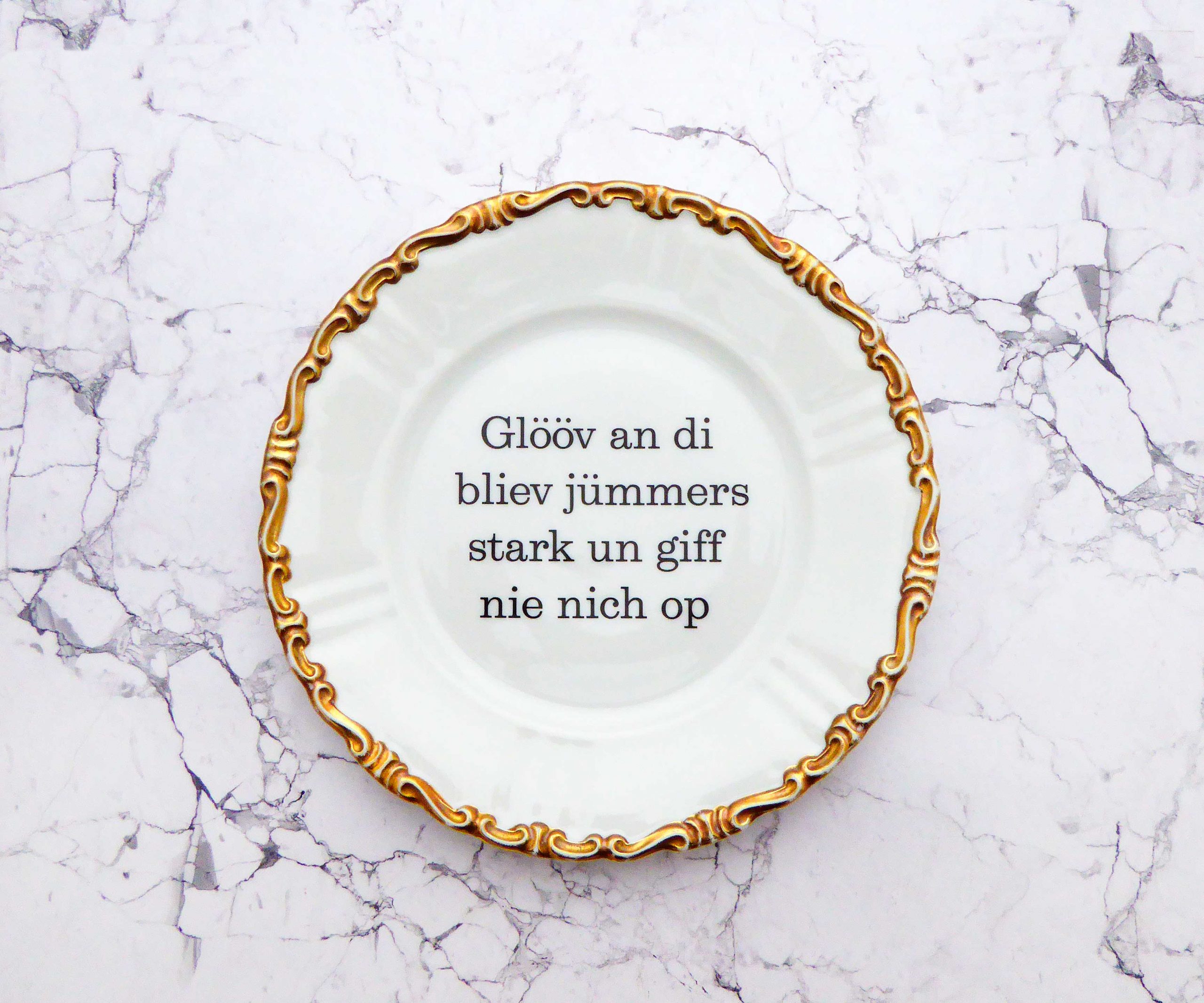 Wandteller Typo Glööv an di vintage Herr Fuchs Teller Bögen plattdeutsch gold 19cm – Bild 3