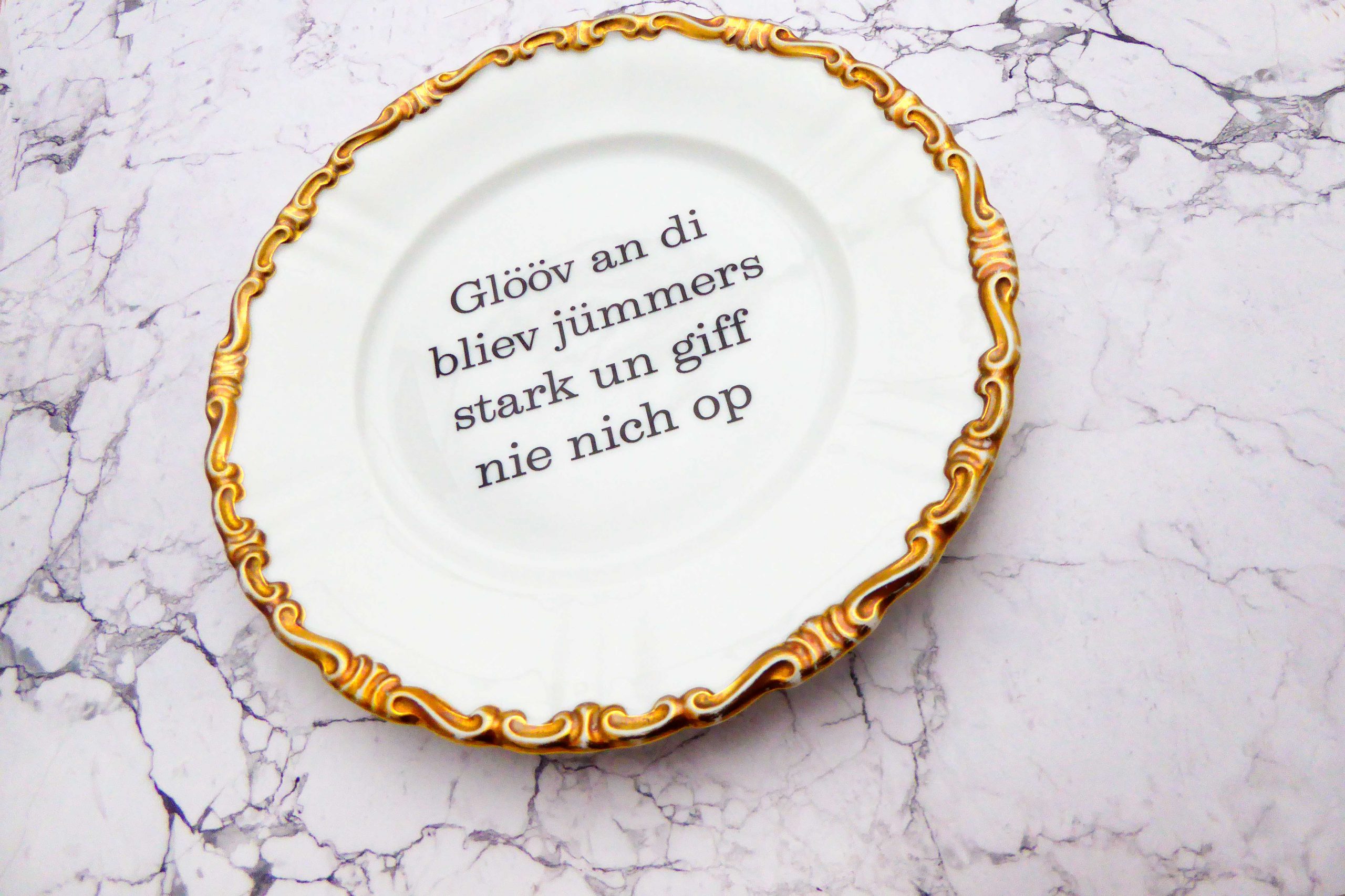 Wandteller Typo Glööv an di vintage Herr Fuchs Teller Bögen plattdeutsch gold 19cm – Bild 2