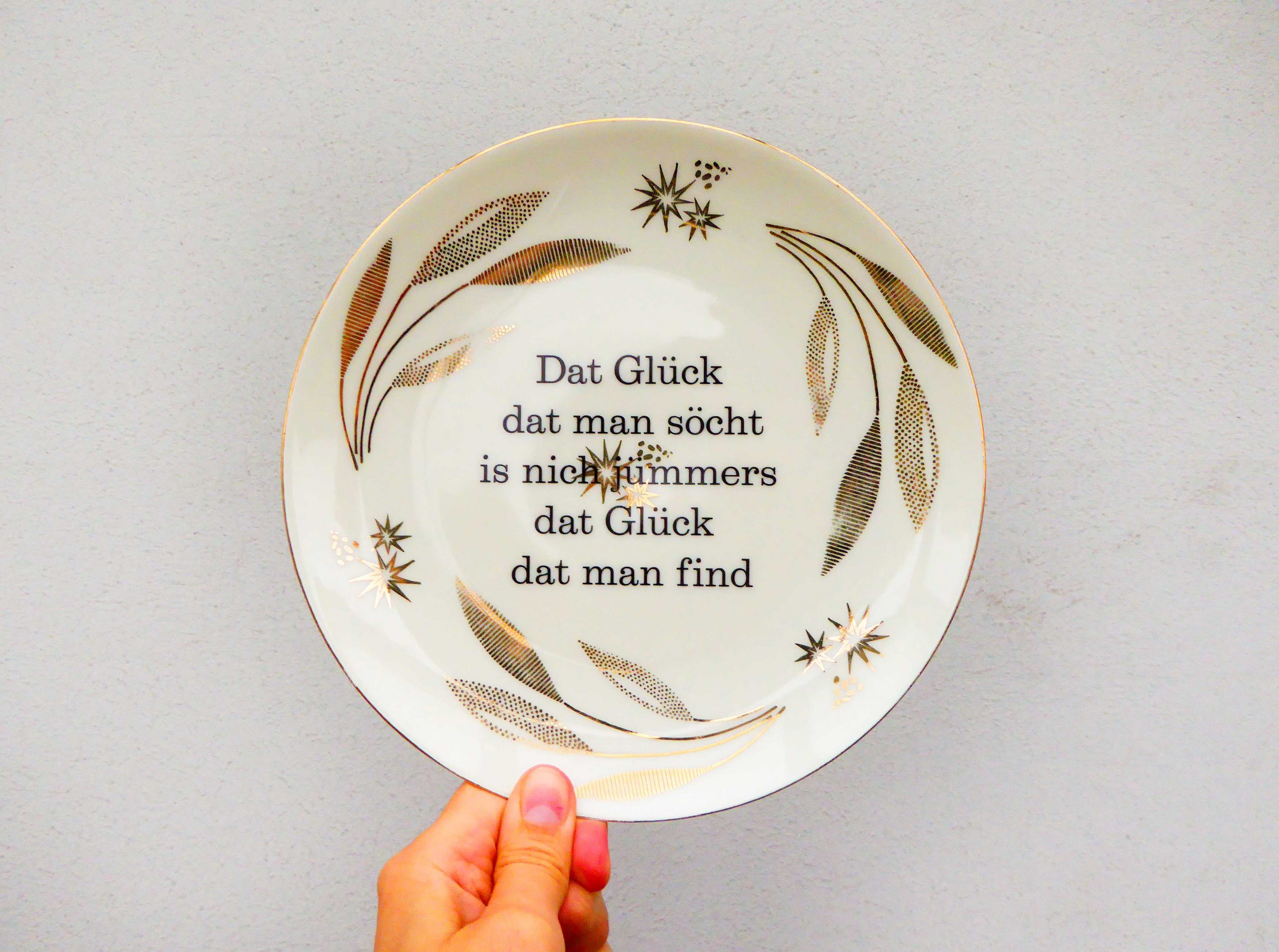 Wandteller Typo Glück vintage Herr Fuchs Teller plattdeutsch Gold 19cm Muster Pflanzen Sterne – Bild 3