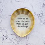 Wandteller Typo Glööv an di vintage Herr Fuchs Teller Gelb Gold plattdeutsch Muster 19cm oval