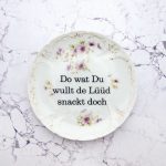 Wandteller Typo Do wat du wullt vintage Herr Fuchs Teller Gold Lila 19cm Blume