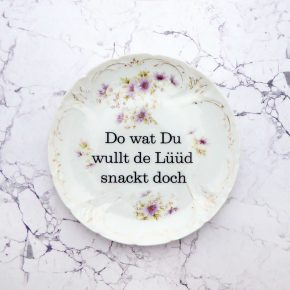 Wandteller Typo Do wat du wullt vintage Herr Fuchs Teller Gold Lila 19cm Blume