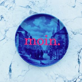 Wandteller Typo moin. vintage Herr Fuchs mini neonpink 10cm blau/weiß Strassenmotiv