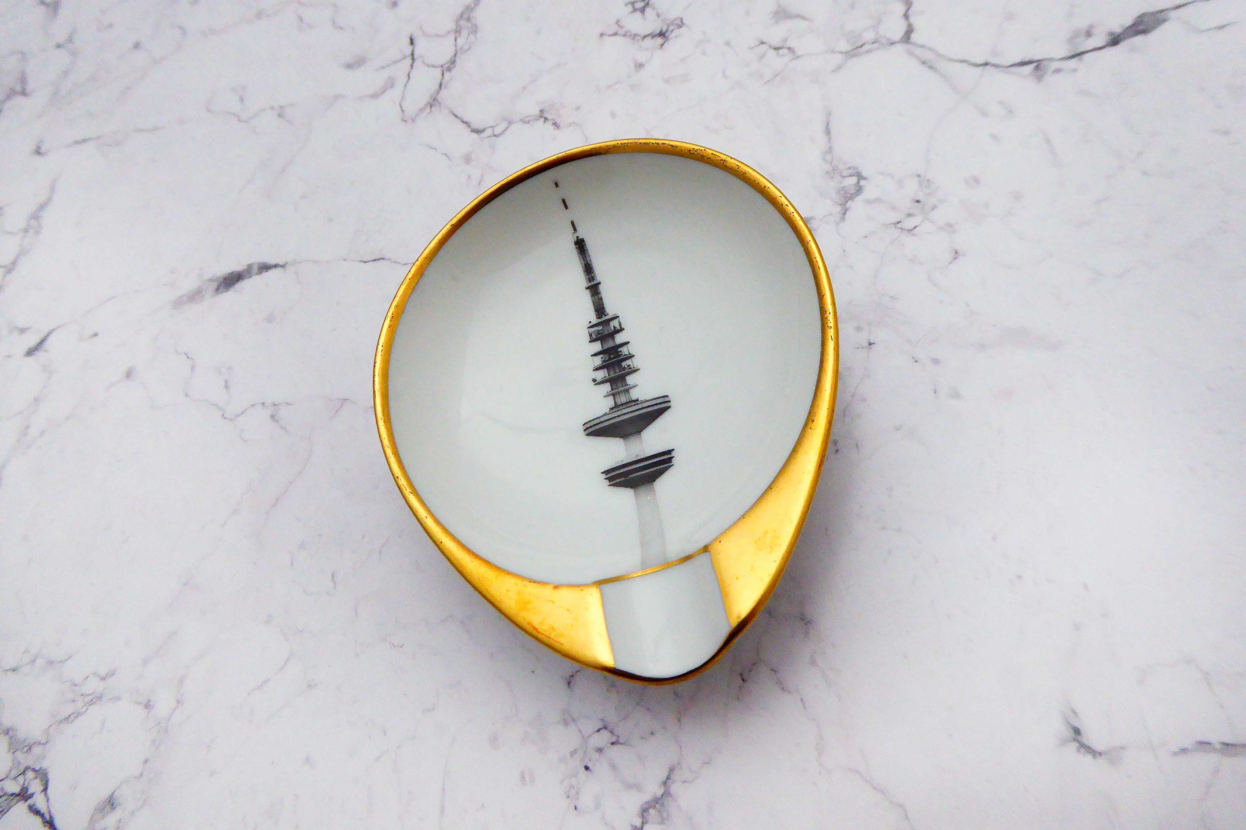 Wandteller Herr Fuchs Fernsehturm Hamburg Gold 10cm oval vintage – Bild 2