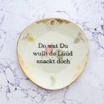 Wandteller Typo Do wat du wullt vintage Herr Fuchs Gold Bunt 19cm Muster oval plattdeutsch