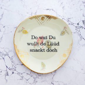 Wandteller Typo Do wat du wullt vintage Herr Fuchs Gold Bunt 19cm Muster oval plattdeutsch